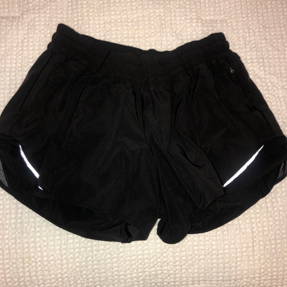Lululemon Hotty Hot 4 in Shorts